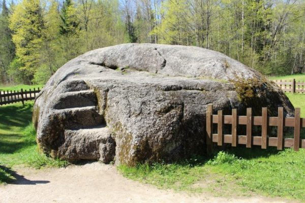 Nīcgales dižakmens